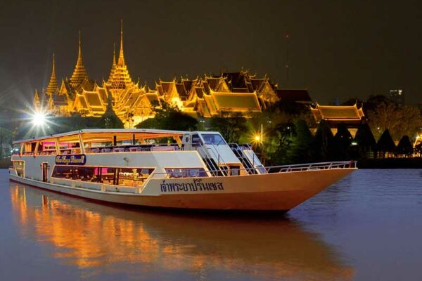 Die Chao Phraya Princess vor dem Königspalast in der Abenddämmerung. Dinner Cruise in Bangkok