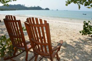 Schaukelstühle an der Bufalo Bay auf Koh Phayam