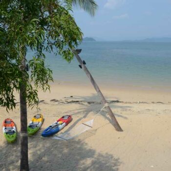 Der strand vor dem Blue Sky Resort auf Koh Phayam