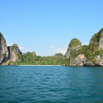 Die für Krabi typische Karstlandschaft bildet einen beeindruckenden Anblick