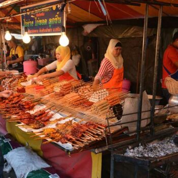 Der Nachtmarkt von Krabi öffnet jedes Wochenende von Freitag bis sonntag und befindet sich an der Walking Street neben dem Vogue Shopping Center