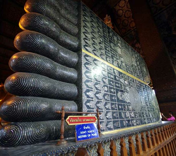 Perlmutt-Einlegearbeit auf den Fußsohlen des Liegenden Buddha in Wat Pho, Bangkok, Thailand