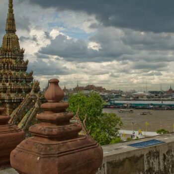 Aussicht vom Wat Arun Tempel auf den Chao Phraya-Fluss und Bangkok, Thailand.