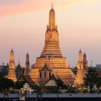 Wat Arun Tempel bei Sonnenuntergang am Chao Phraya-Fluss in Bangkok.