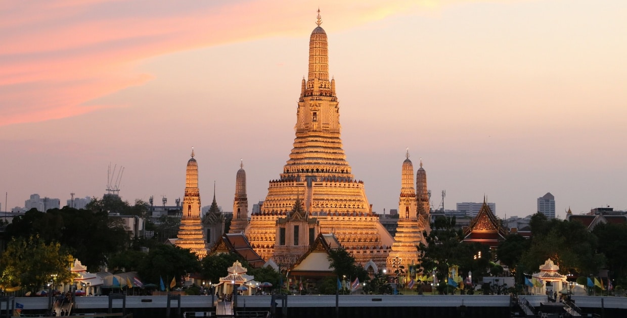 Wat Arun Tempel bei Sonnenuntergang am Chao Phraya-Fluss in Bangkok.