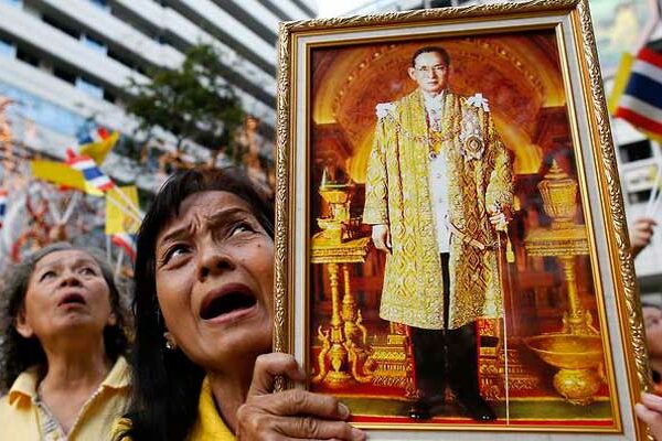 Ein Land in Trauer. Thailand wird zum Land der tausend Tränen.