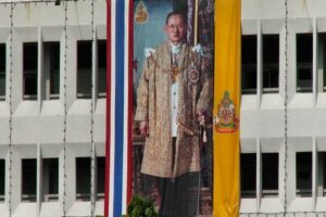 Ein typisches Porträt des Königs Bhumibol Adulyadej an einem Gebäude in Bangkok, Thailand