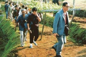 Der König Bhumibol Adulyadej bei der Begutachtung seines Projekts