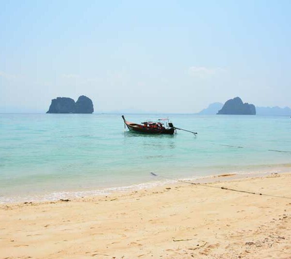 Der Ausblick vom Strand auf Koh Hai im Süden Thailands