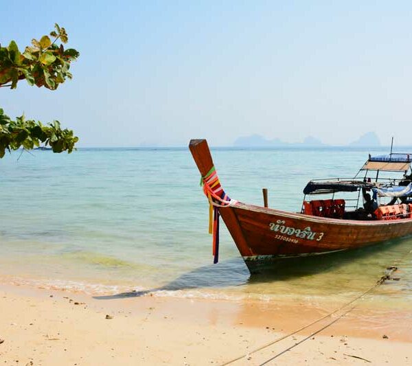 Ein Longtailboot bei der Insel Koh Hai am wunderschönen Strand. Ein muss bei einem Thailand Inselhopping