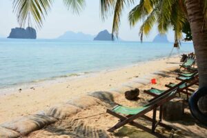 Der Strand vor dem Coco Cottage Resort auf Koh Hai. Das Coco Cottage Resort ist ein ideales Hotel für ein Inselhopping in Thailand