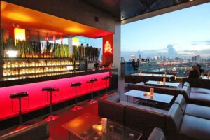 Skybars Bangkok Die Long Table Bar im Column Tower erwartet Sie