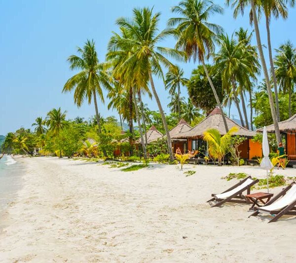 Blick auf das Sivalai Beach Resort auf Koh Mook.