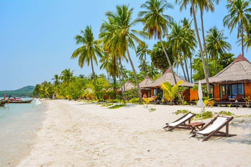 Blick auf das Sivalai Beach Resort auf Koh Mook.