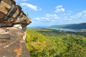 Felsformationen mit prähistorischen Felsmalereien im Pha Taem Nationalpark am Mekong, Isaan Thailand