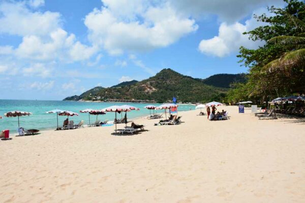 Der Chaweng Noi Strand auf Koh Samui lädt zum verweilen ein.