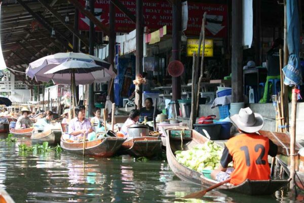 Freuen Sie sich auf Ruderbootsfahrt über den Schwimmenden Markt von Damnoen Saduak.