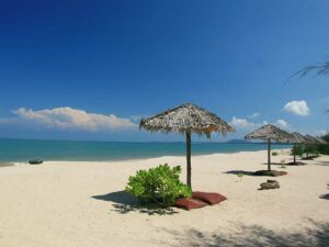 Genießen Sie die Einsamkeit am Strand und erkunden Sie die Koh Kho Khao mit dem Roller.