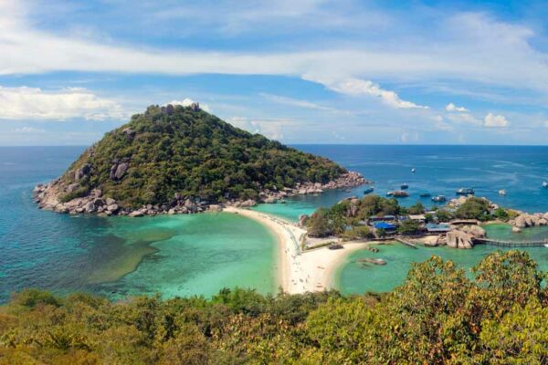 Blick auf die Insel Koh Nang Yuan die bei niedrigen Wasserstand zu Fuß erreicht werden kann.