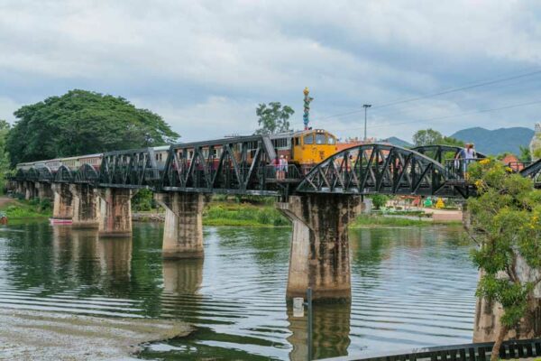 Die berühmte Brücke am River Kwai besichtigen SIe am dritten Tag Ihrer Thailand Rundreise