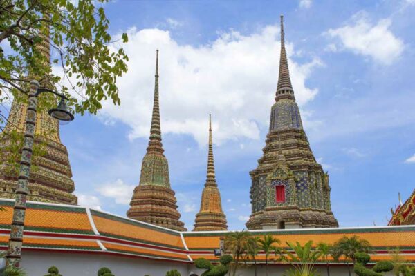 Die Aussenansicht der Tempelanlage Wat Pho in Bangkok