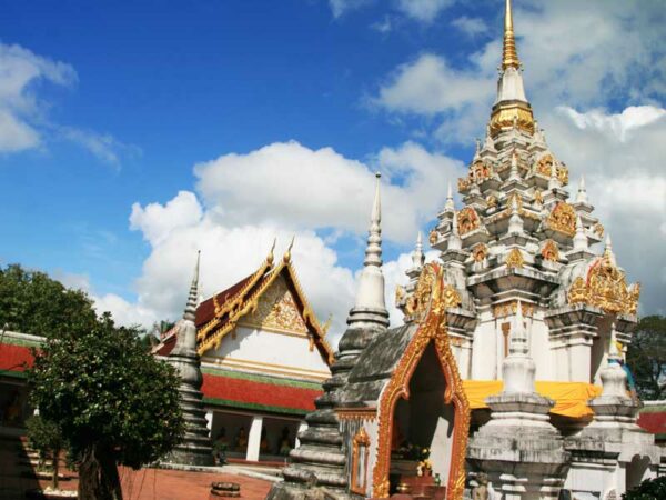 Auf dem Weg nach Surat Thani gibt es noch einiges zu besichtigen wie zum Beispiel den Wat Chaiya.