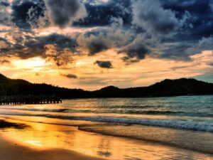 Sonnenaufgang am Haad Rin Beach von Koh Phangan.