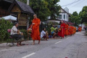 Mönche beim Bettelgang in Luang Prabang