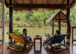 Teraase der Floating Villa im Floathouse River Kwai, Flitterwochen Thailand