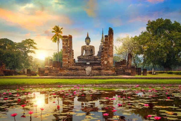 Der Tempel Wat Mahathat im Geschichtspark von Sukhothai, welcher zum UNESCO Weltkulturerbe gehört.