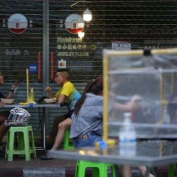 ein paar das auf den Straßen von Bangkok Streetfood zu sich nimmt.