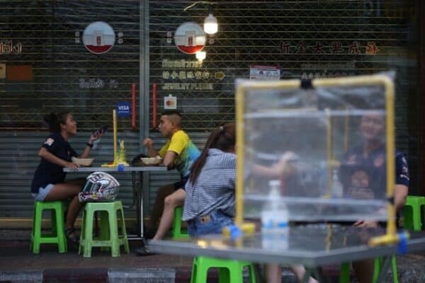 ein paar das auf den Straßen von Bangkok Streetfood zu sich nimmt.