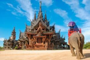 Besucher-zum-renommierten-Sanctuary-der-Wahrheit-in-Pattaya,-Thailand-genießen-an-Elefanten-Fahrt-durchgeführt-von-Guides-um-den-Tempel-grounds