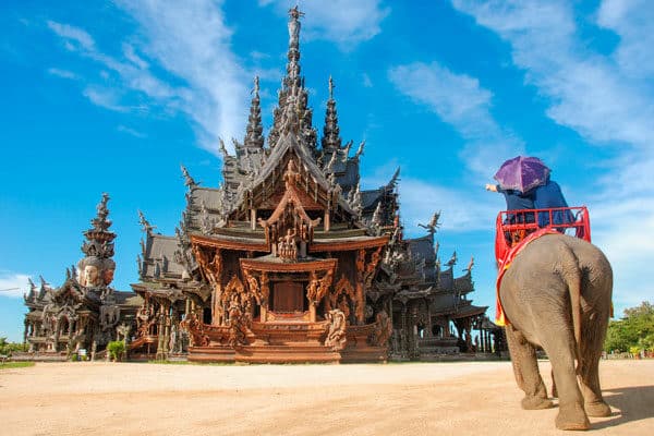 Besucher-zum-renommierten-Sanctuary-der-Wahrheit-in-Pattaya,-Thailand-genießen-an-Elefanten-Fahrt-durchgeführt-von-Guides-um-den-Tempel-grounds