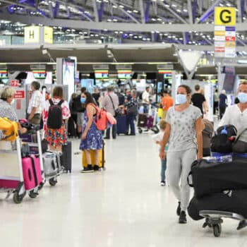 Die Abflughalle des Flughafen Suvarnabhumi in Bangkok mit vielen Toiristen die sich auf die Abreise vorbereiten.