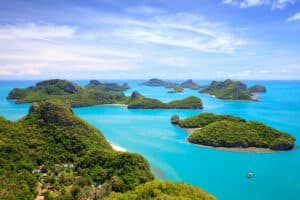 Blick über den Angthong National Marine Park bei Koh Samui.