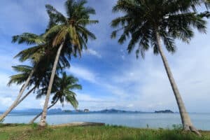 Blick von Koh Yao Noi auf die Phang Nga Bucht mit den einzigartigen Karstfelsen.