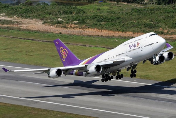 Eine Boeing 747-8 der Thai Airways beim Start vom Flughafen auf Phuket.