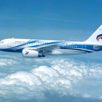 Flugzeug der Bangkok Airways am Himmel