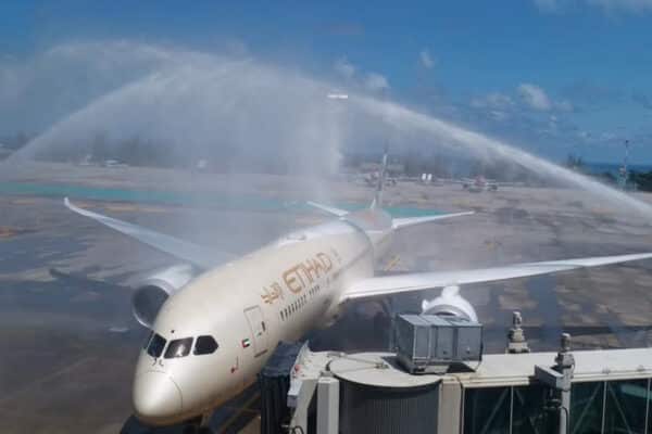 Ein Flugzeug von Etihad Airways welches mit Wasser Fontänen auf Phuket begrüßt wurde.