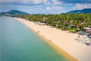 Blick auf den Strand von Koh Samui der so gut wie menschenleer ist