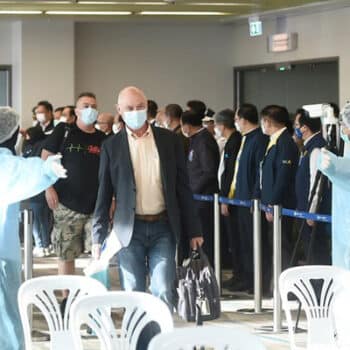 Touristen bei der ankunft am Flughafen von Phuket, welche im Rahmen des Sandbox Modells nach Thailand eingereist sind.