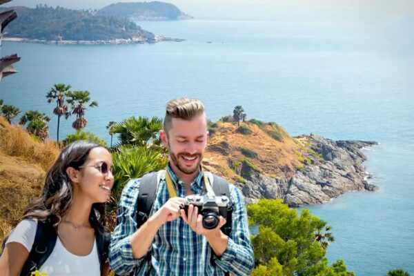 Touristen beim Promthep Cape auf der Insel Phuket