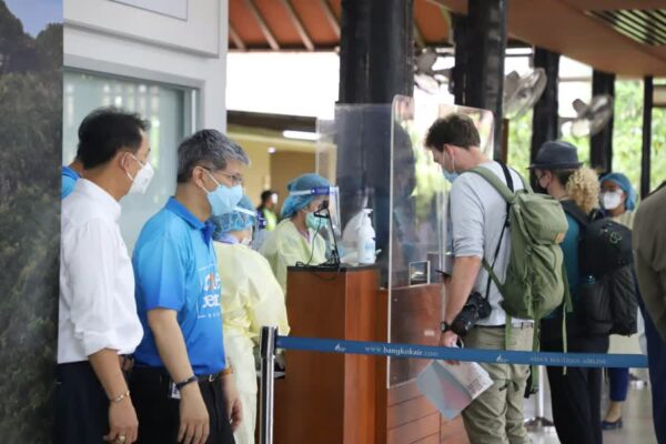 Toursiten am Flughafen von Koh Samui bei der Ankunft.