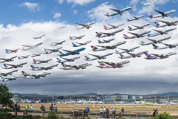 viele-verschiedene-flugzeuge-am-himmel-von-unterschiedlichen-airlines