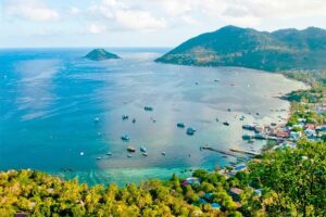 Blick auf die Bucht mit dem Pier von Koh Tao.