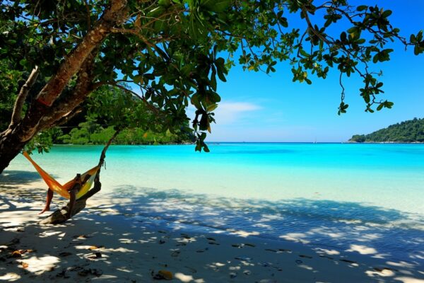 Blick von der Insel Koh Surin über das türkisblaue Wasser. Die Phang Nga Region besticht durch die einmalige Schönheit der Natur (1)