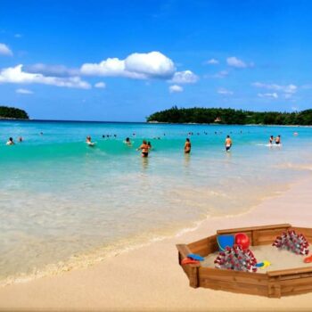 Ein Sandkasten am Strand von Phuket als anspielung auf das Phuket Sandbox Modell