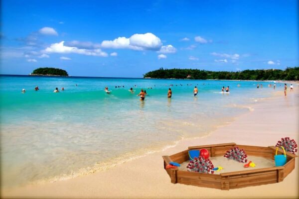 Ein Sandkasten am Strand von Phuket als anspielung auf das Phuket Sandbox Modell