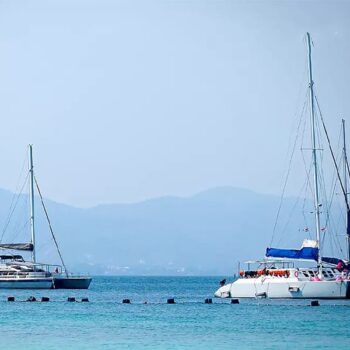 Segelkatamaran in den Gewaessern vor Phuket, welche gerne fuer Tauchausfluege gebucht werden